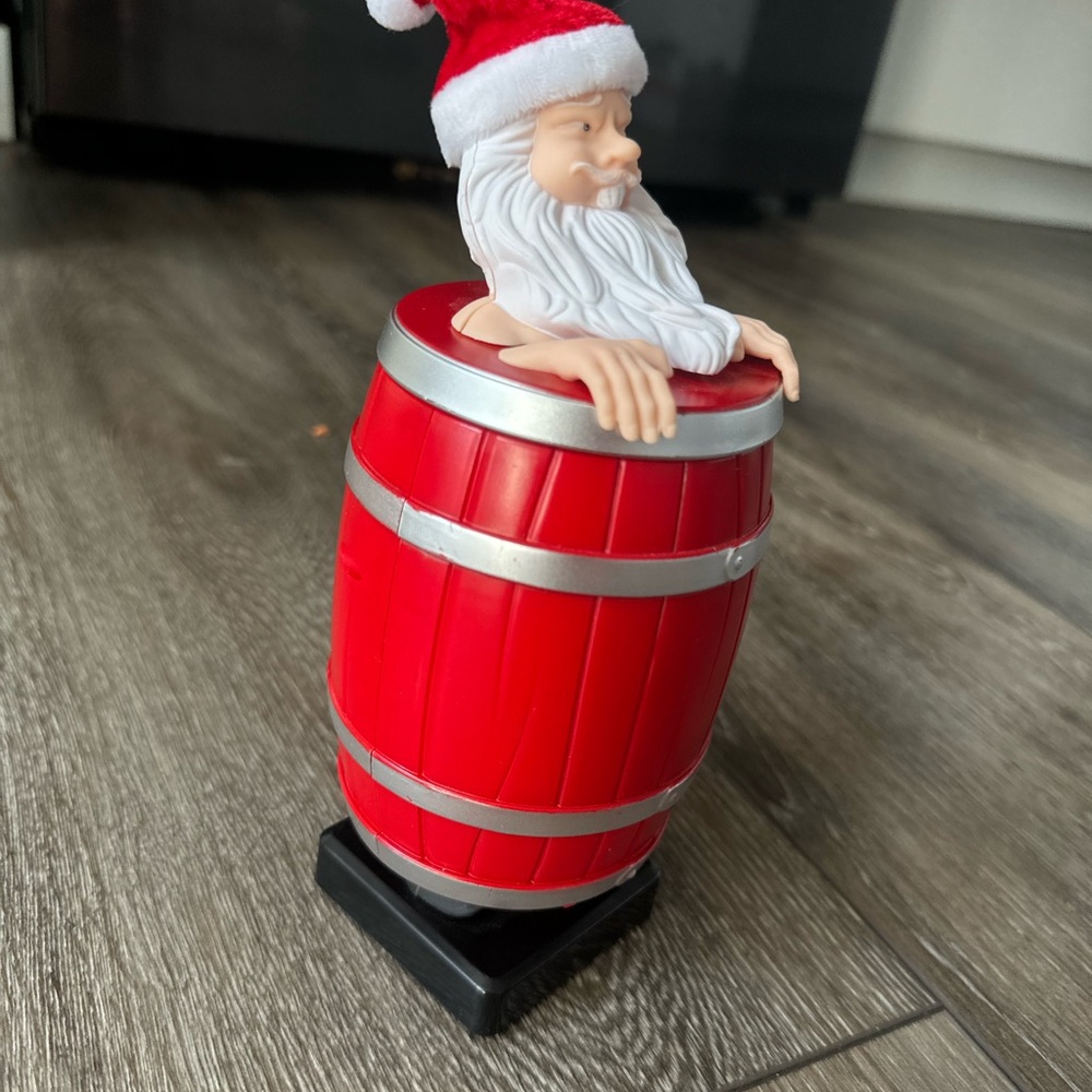 Santa Claus in Wooden Barrel Cigarette Dispenser 🎅 - Picture 8 of 15